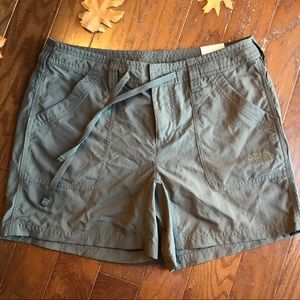 North face women’s hiking shorts -relaxed fit. NWT